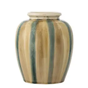 Rund vase i stentøj med lodrette striber i beige og grønne nuancer, smal åbning.