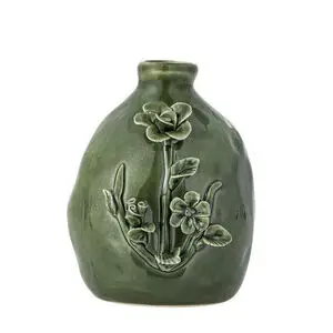 Grøn, rund vase med blomstermønster i relief. Lidt ujævn form, lille størrelse.
