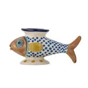 Vase formet som en fisk med blå prikker, gule finner og en brun hale på en lys baggrund.
