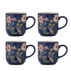 Fire mørkeblå stentøjskrus med blomster- og fuglemønster, stort håndtag.