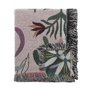 Flerfarvet tæppe med blomsterdesign i grøn, lilla, orange. Frynser langs kanterne.