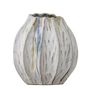 Bølget vase i hvid, blå og beige med rund, facetteret form. Skulpturelt udtryk, lille nok til bordplade.