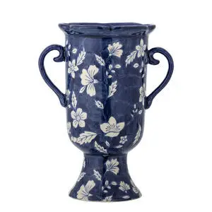 Blå vase med hvidt blomsterdesign, to buede håndtag og en pedestalformet base.