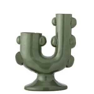 Grøn U-formet vase med runde knopper på siderne, der står på en rund fod.
