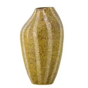 Gul vase med buet form, smal åbning og lysere striber, der skaber et struktureret udseende.