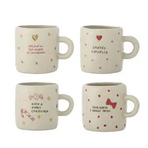 Fire keramiske krus med julemotiver og tekster: "Believe", "Santa's Favorite", "Sweet", "Dear Santa".