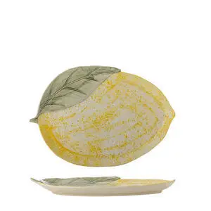 Citronformet serveringsfad i gul stentøj med grønt blad og spættet mønster, let hævet kant.