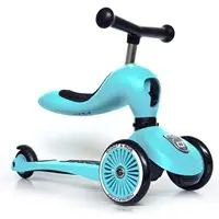 Lyseblå scooter med sæde, to forhjul, et baghjul og sort styr.