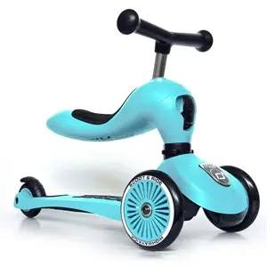 Lyseblå scooter med sæde, to forhjul, et baghjul og sort styr.