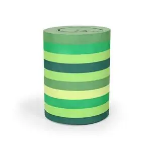 Cylindrisk objekt med horisontale, grønne striber og mønster på toppen.