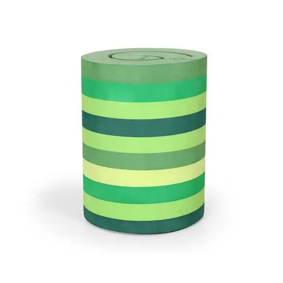 Cylindrisk objekt med horisontale, grønne striber og mønster på toppen.
