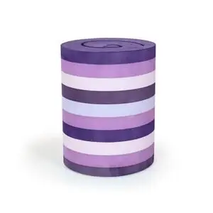 Cylinder med vandrette striber i lilla, pink og lavendel nuancer, flad top, bruges som siddeplads.