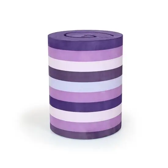 Cylinder med vandrette striber i lilla, pink og lavendel nuancer, flad top, bruges som siddeplads.