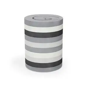 Cylindrisk objekt med vandrette striber i grå nuancer og et simpelt ikon på toppen.