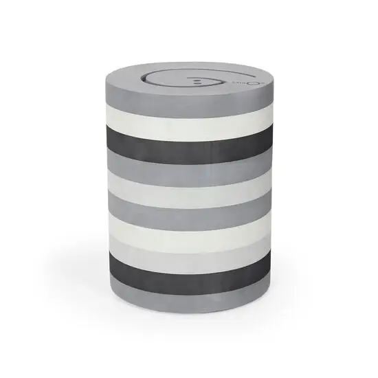 Cylindrisk objekt med vandrette striber i grå nuancer og et simpelt ikon på toppen.