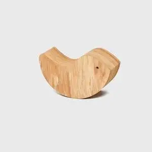 Lille trælegetøj formet som en hval med glat, buet design og markeret øje.