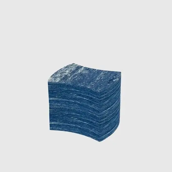Bølgeformet, kubisk struktur med mørkeblå marmoreret overflade og let buet top.