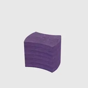 Mørk lilla blok med marmorering og let buet, konkav top og bund. Glat overflade.