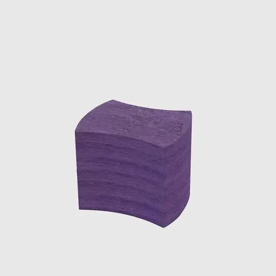 Mørk lilla blok med marmorering og let buet, konkav top og bund. Glat overflade.