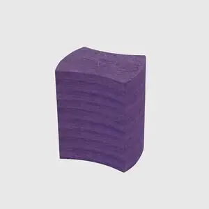 Blokformet genstand i mørklilla marmor med let buet side og solid struktur.