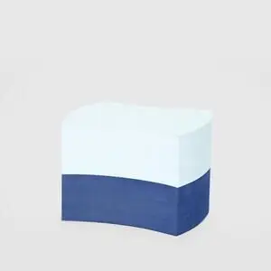 To-farvet blok, lys blå top, mørk blå bund, let buet form, ensartet overflade.