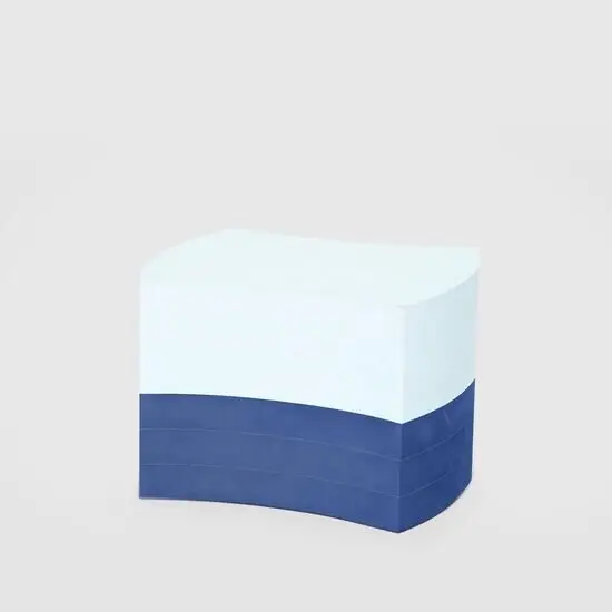 To-farvet blok, lys blå top, mørk blå bund, let buet form, ensartet overflade.