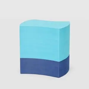 Rektangulært objekt med lys blå top, mørk blå bund og let buet side.