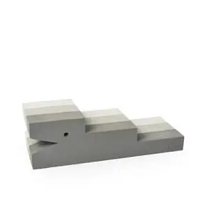 Gråt trappeformet produkt med krokodilleprofil, tre trin til leg og motorisk udvikling for børn.