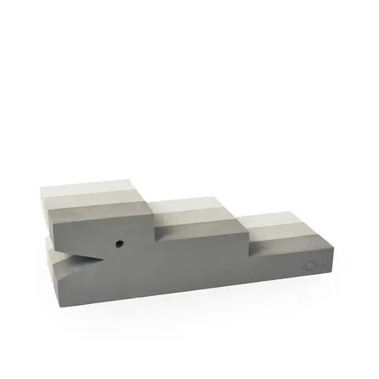 Gråt trappeformet produkt med krokodilleprofil, tre trin til leg og motorisk udvikling for børn.