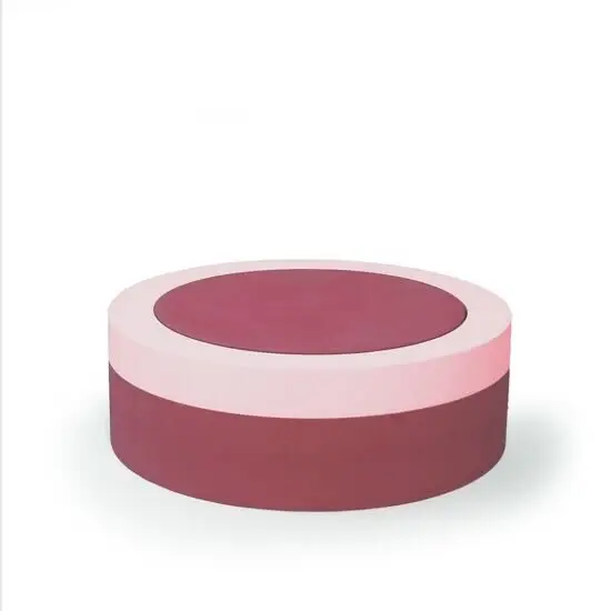 Rund, lyserød tube med lysere pink bånd, bruges til børns leg eller motorisk udvikling.