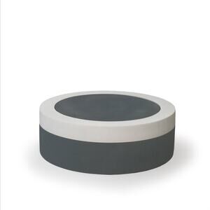 Cylindrisk objekt med hul i midten, tofarvet i grå og hvid.