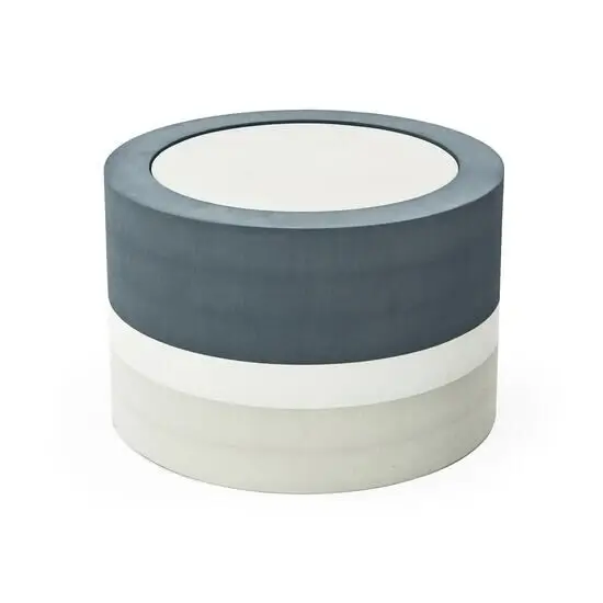 Cylindrisk legetøj i grå nuancer, modulært og adskilleligt, med bånd i mørk grå, hvid og lys grå.