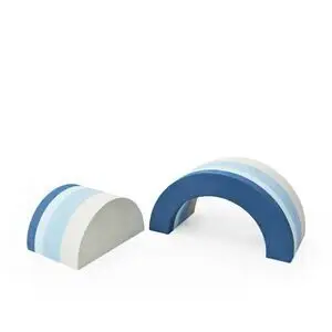 To halvcirkler i blå og hvide striber; en oprejst som en tunnel, den anden ligger fladt.