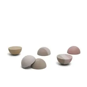 Sæt halvkugler i rosa, beige og creme nuancer på en hvid baggrund.