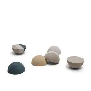 Halvkugleformede objekter i blå, beige og grå nuancer, velegnede til balanceøvelser.