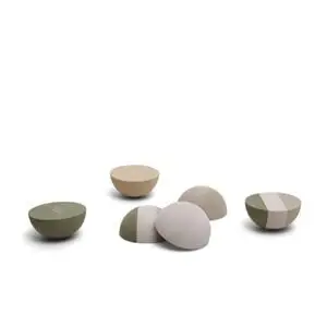 Flere halvkugleformede enheder i jordfarver til balanceøvelser og leg.