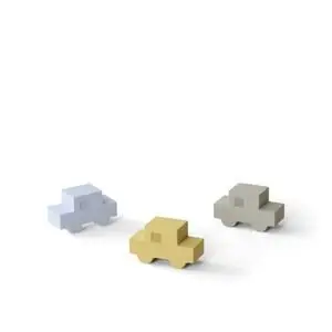 Tre minimalistiske legetøjsbiler i lyseblå, gul og grå, velegnet til små børnehænder.