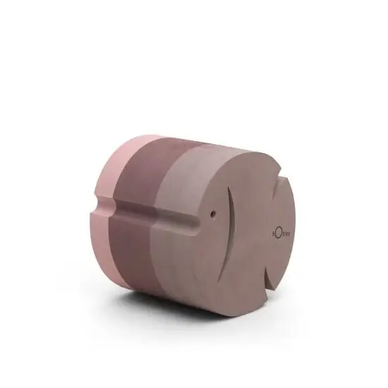 Cylindrisk legetøj med fiskelignende form i rosa og brun, til børns leg og motoriske øvelser.