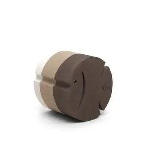 Cylindrisk skammel med fiske-detaljer i mørkebrun, beige og hvid, brugt som børnesæde.