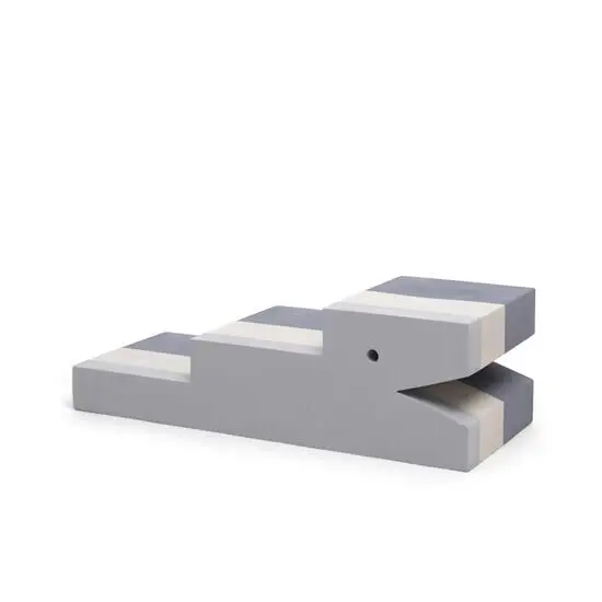 Krokodilleformet legetøj i sky-blå med hvide striber, stiliseret og funktionelt design.