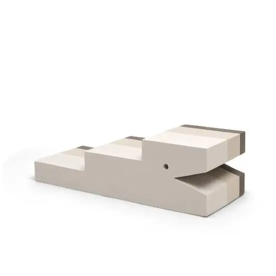 Sandgrå krokodilleformet legetøj med trin, designet til børns leg og motoriske udvikling.