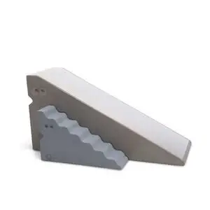 Skrånende legetøjsmøbel med bølget trappeside og øjenlignende detaljer i skyet blå.