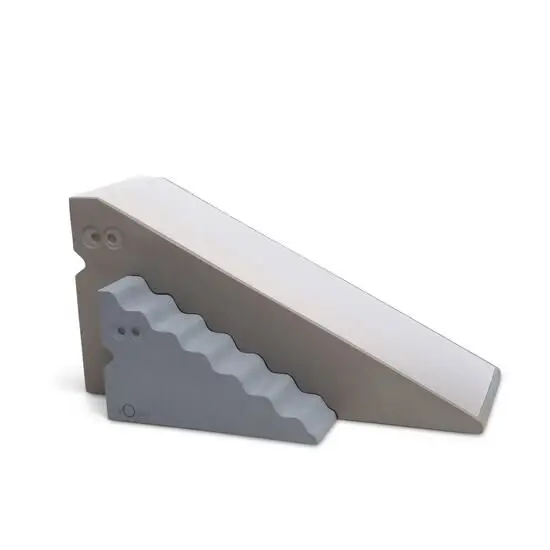 Skrånende legetøjsmøbel med bølget trappeside og øjenlignende detaljer i skyet blå.