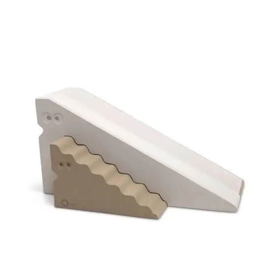 Sandgrå børneklatrestruktur med bølget kant, formet som rampe og trappe.