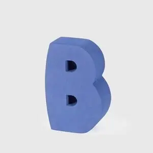 Blå tredimensionel bogstavsblok formet som "B", del af en legeserie med farvede blokke.