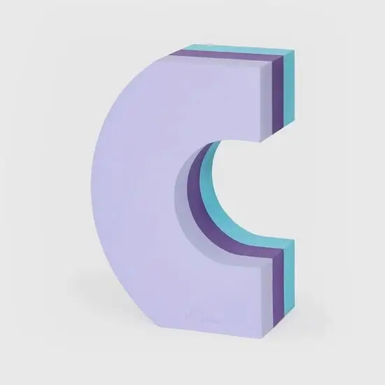 Tumlebogstav C i lag af lys lilla, mørkere lilla og turkis med glat overflade.