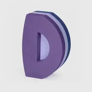 Tumlebogstav "D" i tre lag af lilla og blå nuancer, stående oprejst på en flad base.