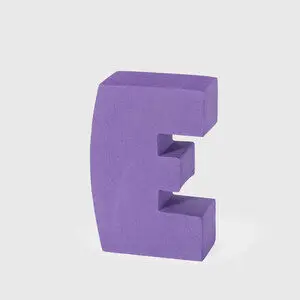 Lilla blokformet produkt formet som bogstavet 'E', står oprejst mod en neutral baggrund.