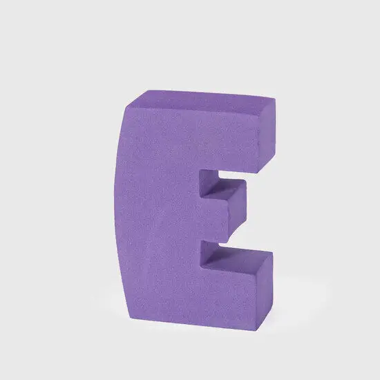 Lilla blokformet produkt formet som bogstavet \'E\', står oprejst mod en neutral baggrund.