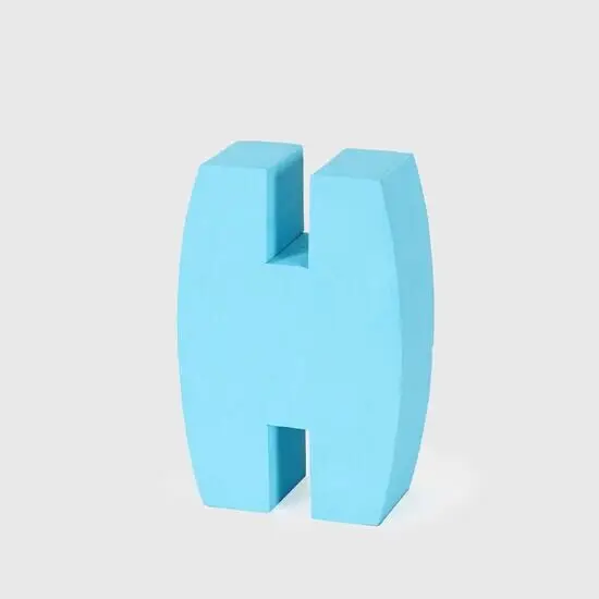 Lys blå, tredimensionel skulptur formet som bogstavet "H" på neutral baggrund.